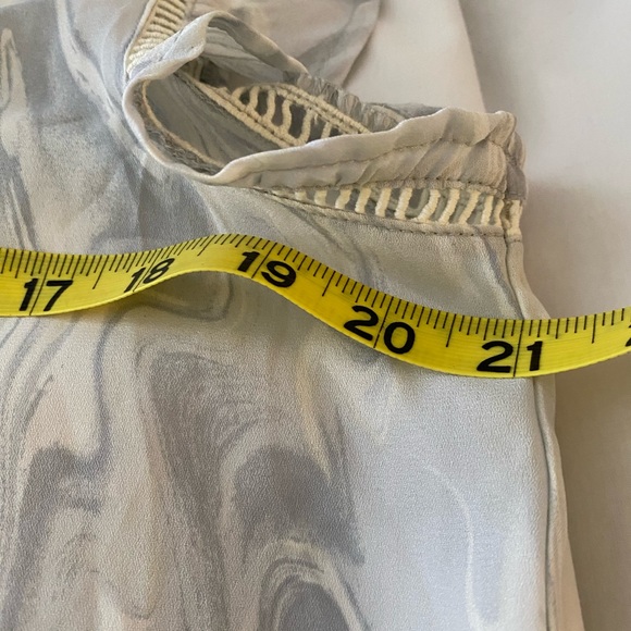 Papermoon size M Grey and White Abstract Print Flutter Sleeve Pullover Top - Picture 9 of 9